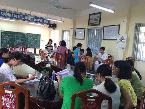Trường Tiểu học Thạch Bàn A tổ chức khám sức khỏe định kì cho cán bộ giáo viên nhân viên nhà trường 